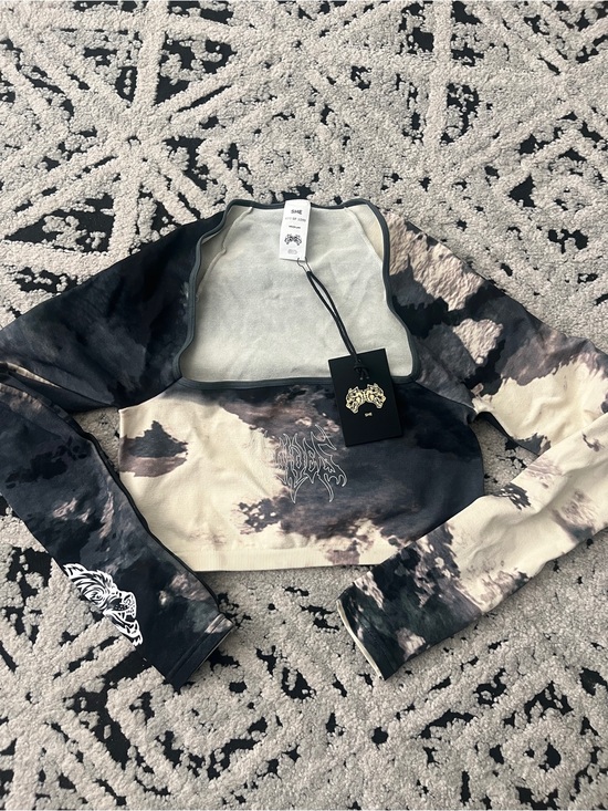 Darc Sport Tops - She Darc Long Sleeve Crop Top in Black & Cream